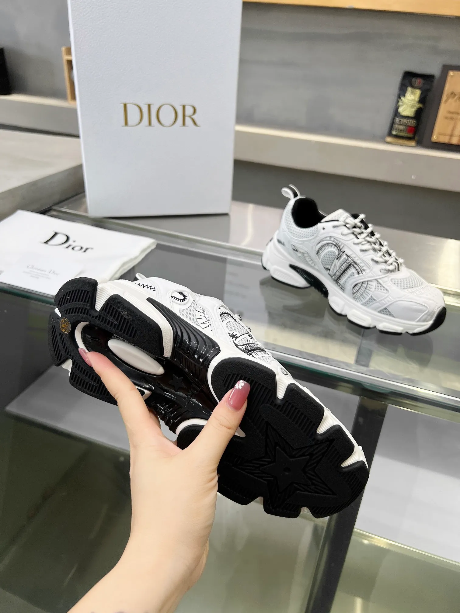 👟👟Ex-factory price 560👟👟 ⭐⭐⭐2024 latest hot style Reba's same model as Dior DIOR's brand new CHRONO shoes. A large number of silver glossy structures with gray mesh material. The rebound of the soles has also been improved. The ultra-light outsole feels great👍👍👍. It has increased by 5 centimeters. The recently popular thick-soled style makes me fall in love with it at first glance. Women's wear 35-40. Normal orders. Men's wear 40-45 pre-sale.